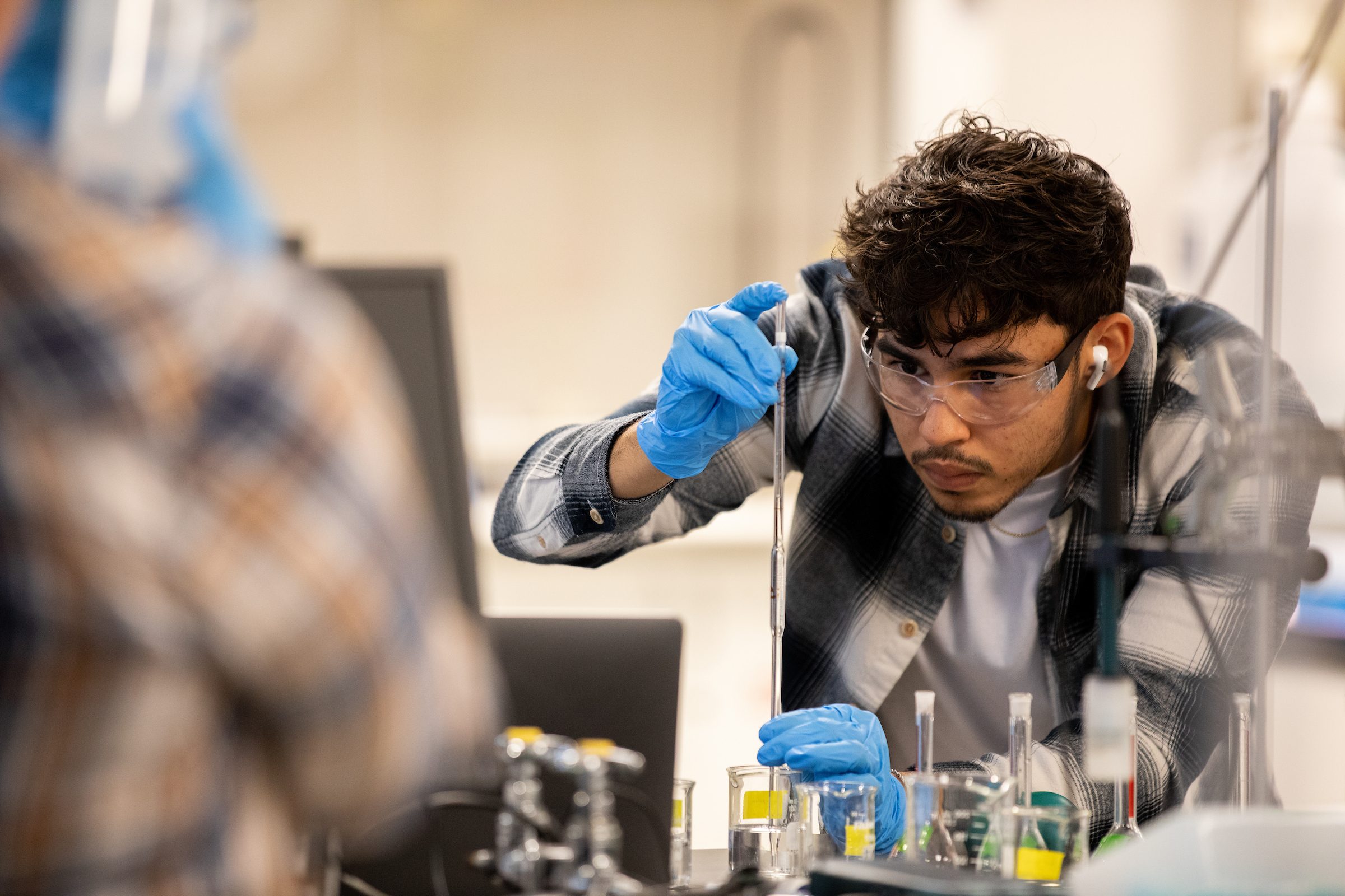 Students work in the chemistry lab with Dr. Alycia Palmer on Wednesday, Sept. 21, 2022.