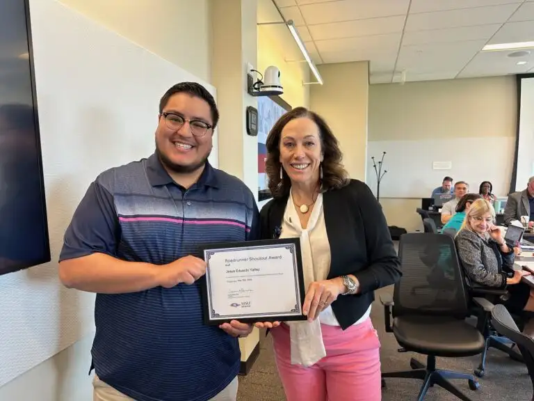 Jesus Yañez Ruiz receiving the Roadrunner Shoutout from President Davidson